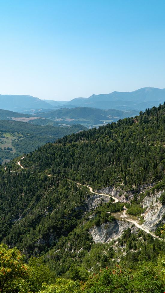 La Gola del Furlo Il canyon delle Marche stock.adobe.com 