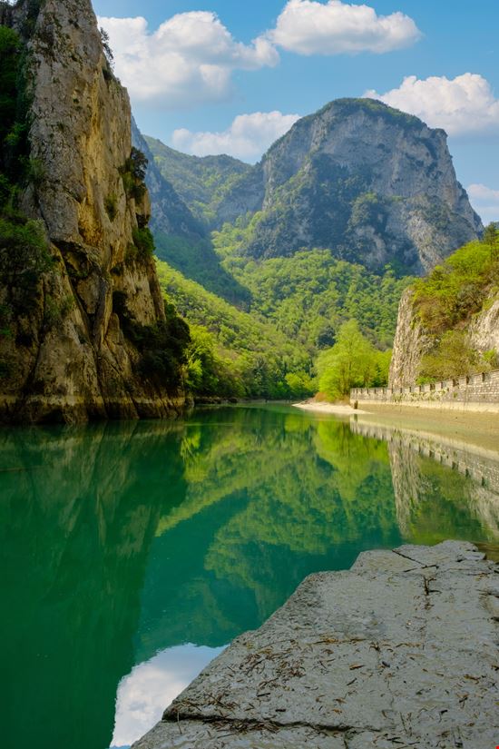 La Gola del Furlo Il canyon delle Marche stock.adobe.com 