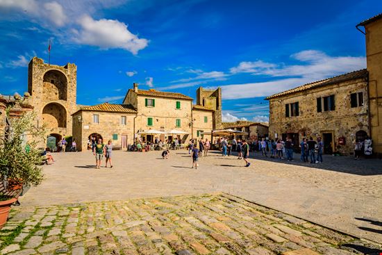 Monteriggioni Piazzetta stock.adobe.com 