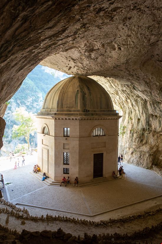 Tempietto del Valadier Il tempietto delle Marche stock.adobe.com 