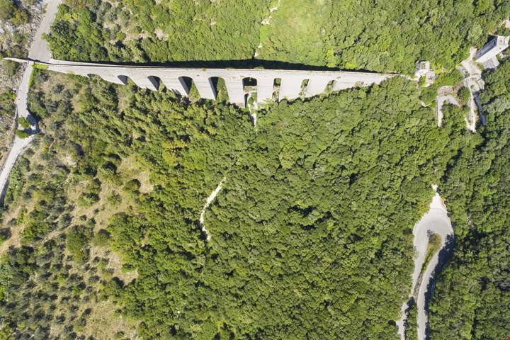 230 metri di lunghezza e 80 di altezza: in Umbria c'è un antichissimo ponte-acquedotto che è tra i più incredibili ponti storici d’Italia