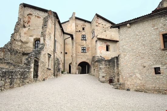 Castel Beseno Castel Beseno mary416 / Shutterstock.com mary416 / Shutterstock.com