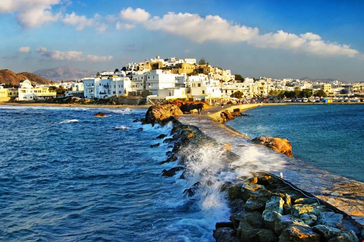 Delle 7000 isole della Grecia, questo tesoro di spiagge e borghi bianchissimi svolterà la tua vacanza d'estate