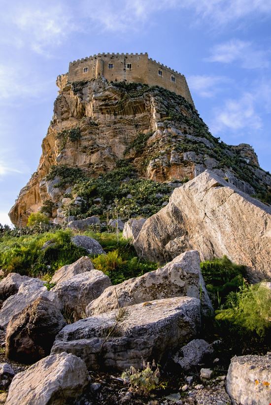 Castello Chiaramontano Castello Chiaramontano mikefai / Shutterstock.com 