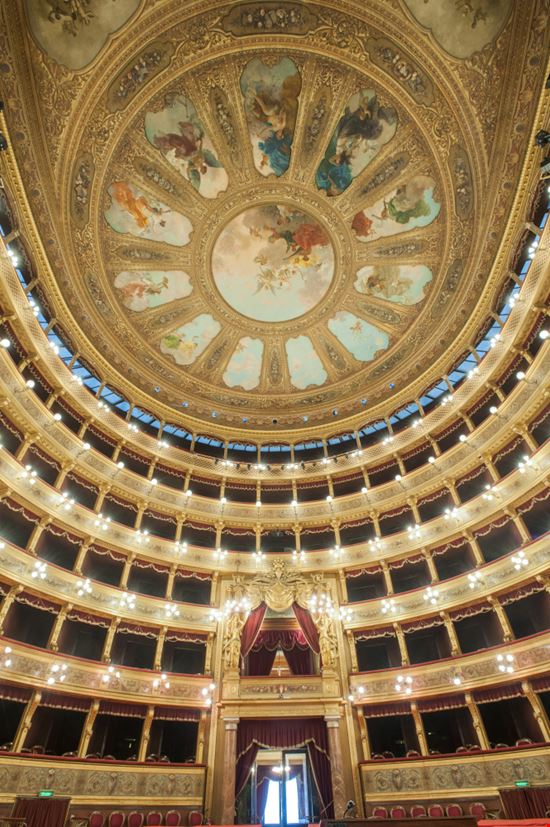 Teatro Massimo Vittorio Emanuele Teatro Massimo Vittorio Emanuele luigi nifosi / Shutterstock.com 