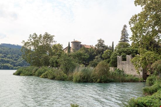 Castel Toblino il castello sull'acqua è un gioiello italiano Shutterstock.com 
