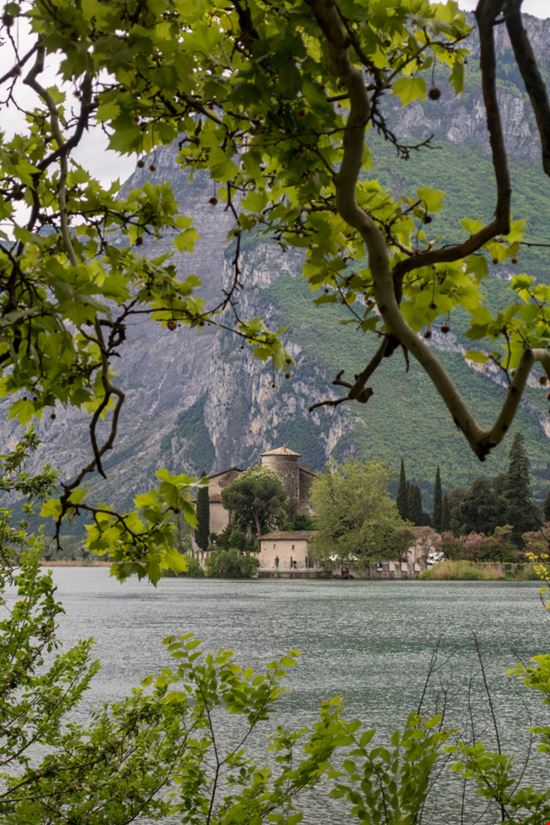 Castel Toblino il castello sull'acqua è un gioiello italiano Shutterstock.com 