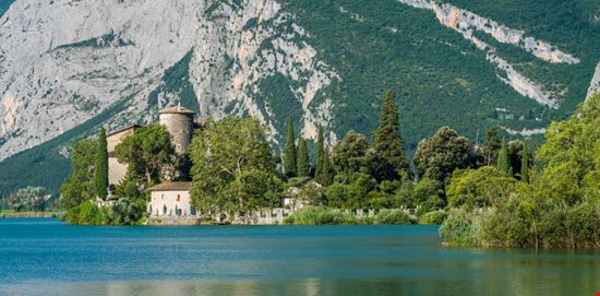Castel Toblino il castello sull'acqua è un gioiello italiano Shutterstock.com 