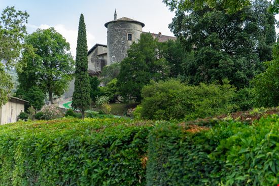 Castel Toblino il castello sull'acqua è un gioiello italiano Shutterstock.com 