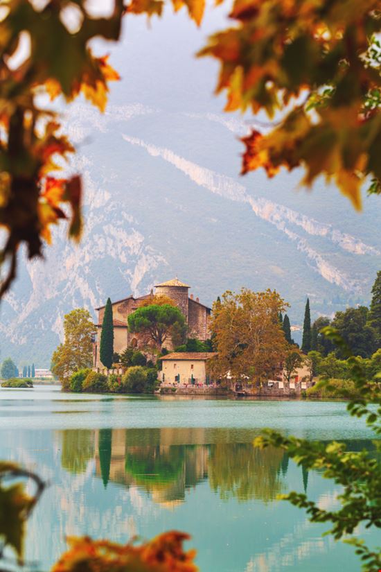 Castel Toblino il castello sull'acqua è un gioiello italiano Shutterstock.com 
