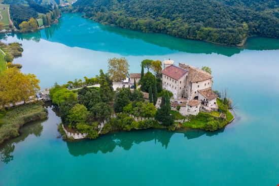 Castel Toblino il castello sull'acqua è un gioiello italiano Shutterstock.com 