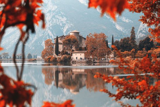 Castel Toblino il castello sull'acqua è un gioiello italiano Shutterstock.com 