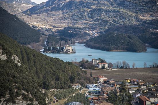 Castel Toblino il castello sull'acqua è un gioiello italiano Daniel Reiner / Shutterstock.com 