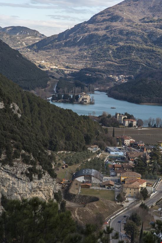 Castel Toblino il castello sull'acqua è un gioiello italiano Daniel Reiner / Shutterstock.com 