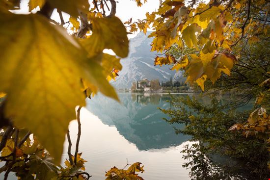 Castel Toblino il castello sull'acqua è un gioiello italiano 4H4 Photography / Shutterstock.com 