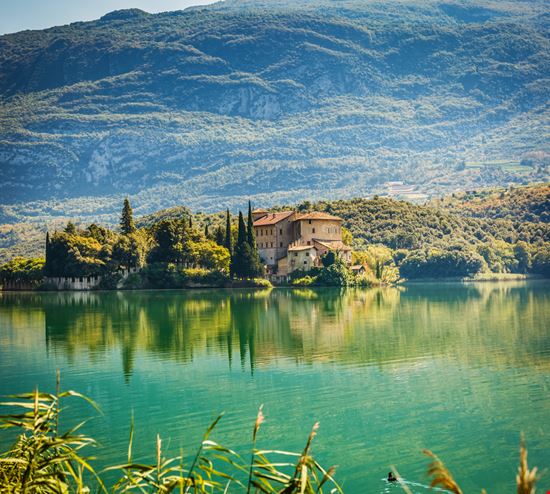Castel Toblino il castello sull'acqua è un gioiello italiano Natalia Macheda / Shutterstock.com 