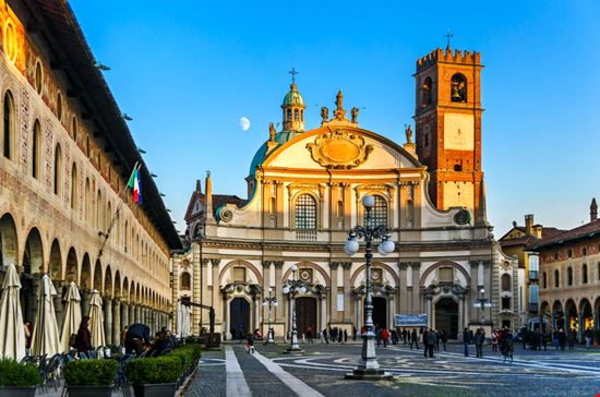 Vigevano Piazza Ducale leventina / Shutterstock.com 