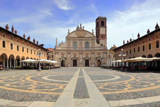 Vigevano Piazza Ducale Shutterstock.com 