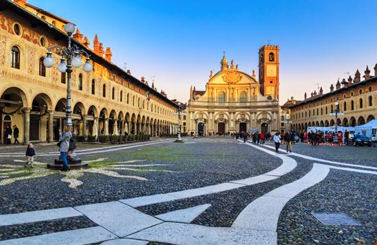 Vigevano Piazza Ducale leventina / Shutterstock.com 