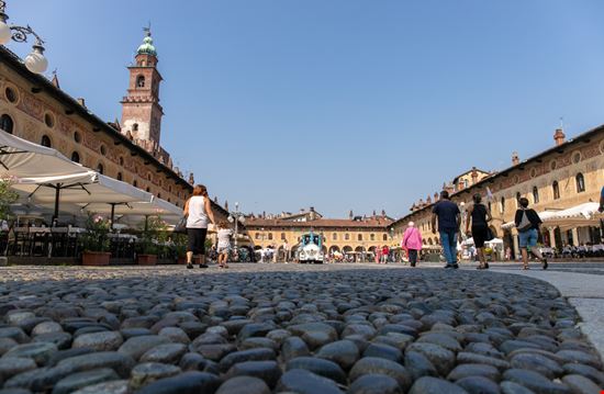 Vigevano Piazza Ducale Shutterstock.com 