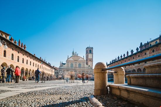 Vigevano Piazza Ducale Jan Cattaneo / Shutterstock.com 