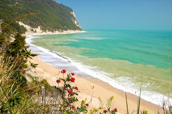 Sirolo Spiaggia San Michele Shutterstock.com 