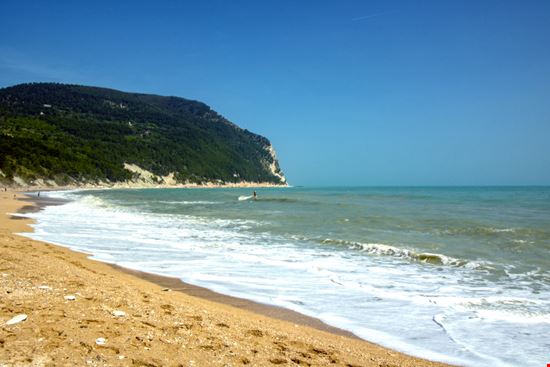 Sirolo Spiaggia San Michele Shutterstock.com 