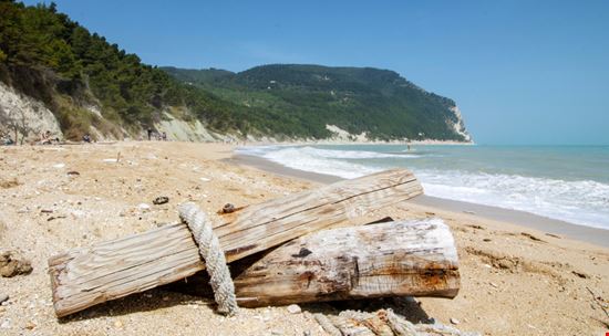 Sirolo Spiaggia San Michele Shutterstock.com 