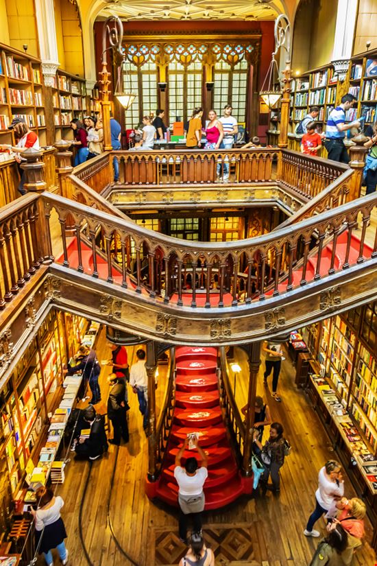 Porto Livraria Lello e Irmão Kiev.Victor / Shutterstock.com 