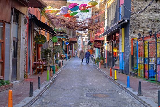Istanbul Balat meandering images / Shutterstock.com 