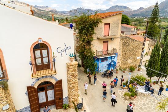 Borgo Parrini La piccola Barcellona a due passi da Palermo elesi / Shutterstock.com 