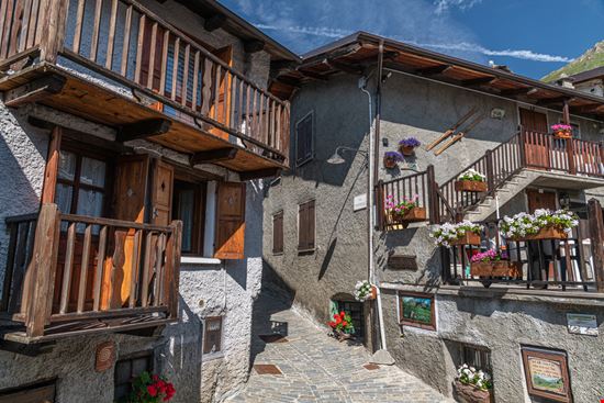 Usseaux Borgo Medievale Karl Allen Lugmayer / Shutterstock.com 