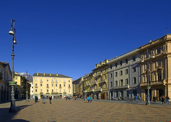Aosta Piazza Chanoux Pecold / Shutterstock.com 