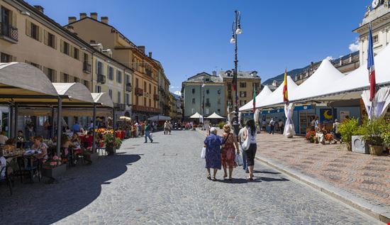 Aosta Piazza Chanoux Michele Vacchiano / Shutterstock.com 