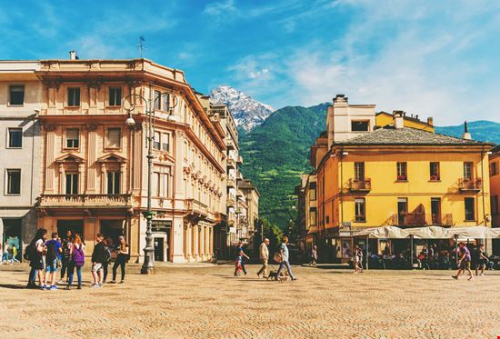 Aosta Piazza Chanoux Anna Nahabed / Shutterstock.com 