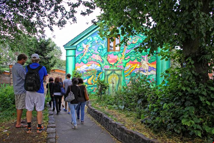 È una vera città nella città: storia e curiosità dell'ultimo baluardo hippie che oggi è città libera