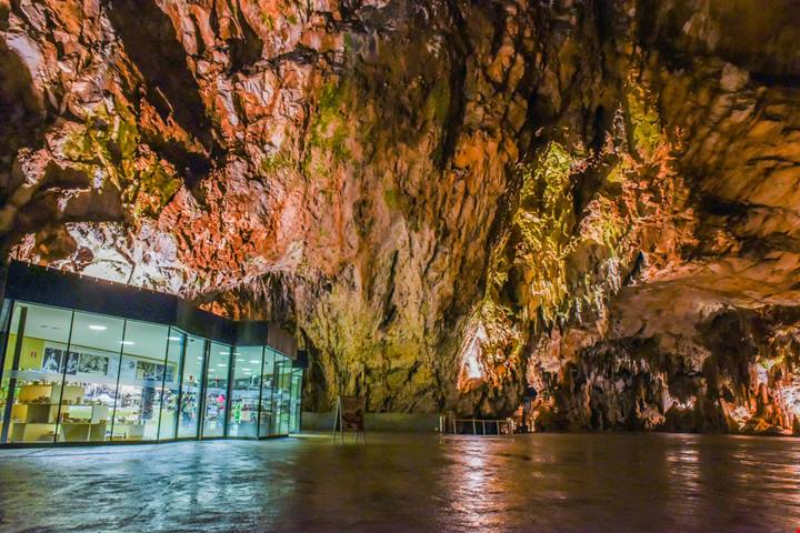 Sono tra le grotte più belle d'Europa, e sono dei favolosi mondi sotterranei: a due passi dal confine con l'Italia, sono da vedere almeno una volta nella vita
