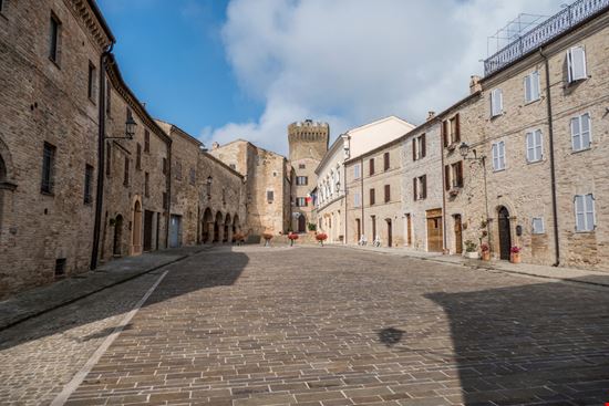 Moresco Il borgo medievale delle Marche AlePana / Shutterstock.com 