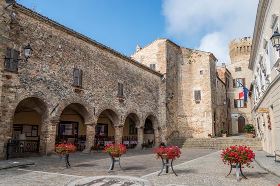 Moresco Il borgo medievale delle Marche AlePana / Shutterstock.com 