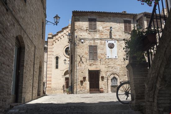 Moresco Il borgo medievale delle Marche Claudio Giovanni Colombo - Shutterstock.com 