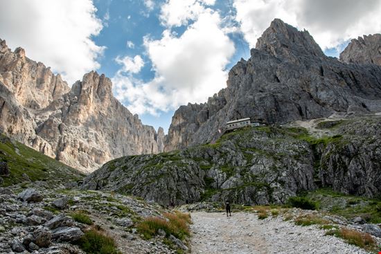 Rifugio Vicenza Il rifugio tra le cime delle Dolomiti Steve Barze / Shutterstock.com 