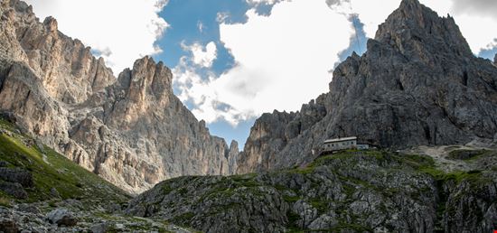 Rifugio Vicenza Il rifugio tra le cime delle Dolomiti Steve Barze / Shutterstock.com 