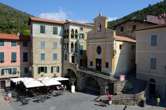Perinaldo Il Borgo delle Stelle Michael Kaercher / Shutterstock.com 