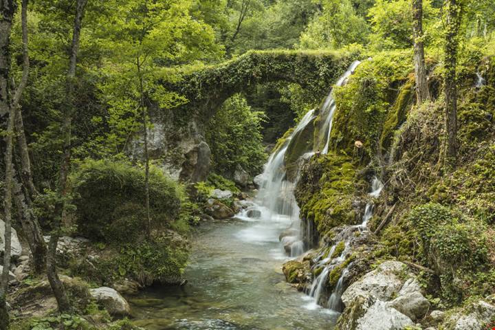 Dall'Umbria all'Alto Adige: viaggio lungo lo Stivale tra le 15 cascate più belle d'Italia