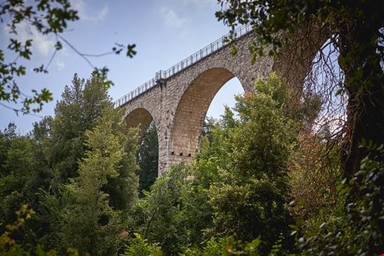 La ex ferrovia Spoleto-Norcia La ex ferrovia Spoleto-Norcia ìPaolo Paradiso - Shutterstock.com 
