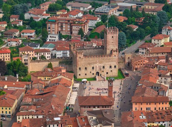 Castello superiore Castello superiore Carinthian - Shutterstock.com 