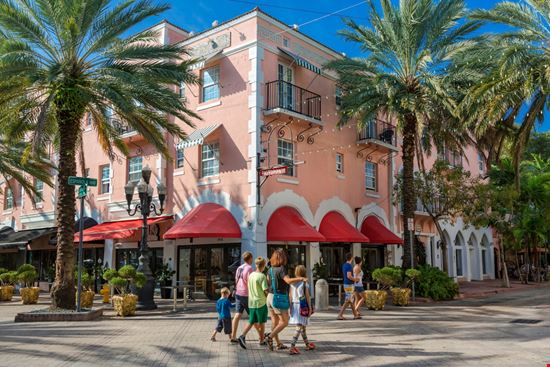 Española Way Española Way s4svisuals - Shutterstock.com 