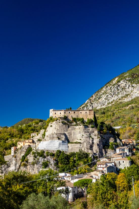 Castello di Cerro al Volturno Castello di Cerro al Volturno Ragemax - Shutterstock.com 
