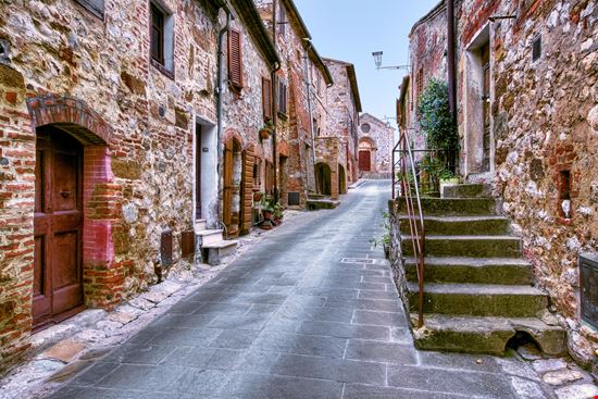 Montefollonico Il borgo da sogno tra la Val d'Orcia e la Val di Chiana stock.adobe.com 