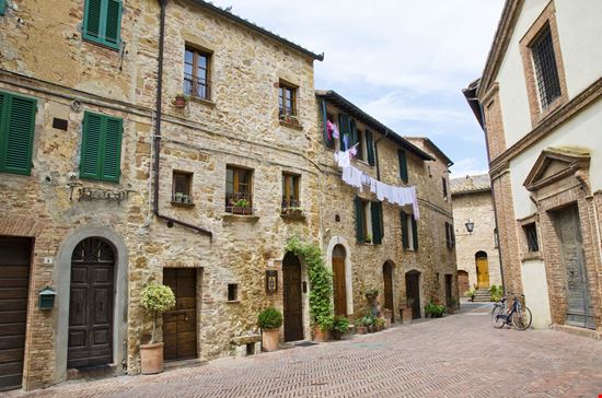 Montefollonico Il borgo da sogno tra la Val d'Orcia e la Val di Chiana stock.adobe.com 